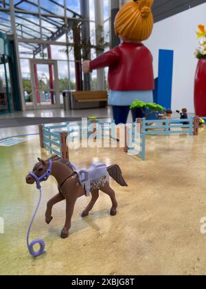 Flensburg, Schleswig-Holstein PLAYMOBILÂ Spielfiguren Sonderausstellung rund um die beliebte Spielwelt des Pferdehofs Wasserfallranch im Förde Park Flensburg. Aufnahme vom 12.06.2024, Flensburg-Rude *** Flensburg, Schleswig Holstein PLAYMOBIL Spielfiguren Sonderausstellung rund um die beliebte Spielwelt der Wasserfallranch Pferdefarm im Flensburger Fjordpark Foto aufgenommen am 12.06.2024, Flensburg Rude Stockfoto