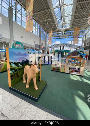 Flensburg, Schleswig-Holstein PLAYMOBILÂ Spielfiguren Sonderausstellung rund um die beliebte Spielwelt des Pferdehofs Wasserfallranch im Förde Park Flensburg. Aufnahme vom 12.06.2024, Flensburg-Rude *** Flensburg, Schleswig Holstein PLAYMOBIL Spielfiguren Sonderausstellung rund um die beliebte Spielwelt der Wasserfallranch Pferdefarm im Flensburger Fjordpark Foto aufgenommen am 12.06.2024, Flensburg Rude Stockfoto