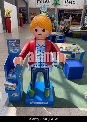 Flensburg, Schleswig-Holstein PLAYMOBILÂ Spielfiguren Sonderausstellung rund um die beliebte Spielwelt des Pferdehofs Wasserfallranch im Förde Park Flensburg. Aufnahme vom 12.06.2024, Flensburg-Rude *** Flensburg, Schleswig Holstein PLAYMOBIL Spielfiguren Sonderausstellung rund um die beliebte Spielwelt der Wasserfallranch Pferdefarm im Flensburger Fjordpark Foto aufgenommen am 12.06.2024, Flensburg Rude Stockfoto