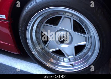 Ein Nahaufnahme des Hinterrads eines Ferrari F40. Stockfoto