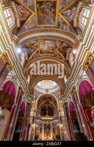 Historische Architektur der römisch-katholischen Metropolitan-Kathedrale St. Paul auf dem Hauptplatz des Dorfes Mdina in Malta, Europa Stockfoto