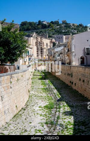 Via Francesco Mormino Penna Scicli, Sizilien Stockfoto