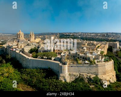 Panorama der Stadt Mdina Festung aus der Vogelperspektive auf Malta. Aus der Vogelperspektive von Mdina City. Alte Hauptstadt Des Landes Malta. Blauer Himmel und grünes gelbes fi Stockfoto