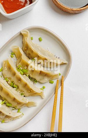 Gyoza-Knödel auf dem Teller, Draufsicht Stockfoto