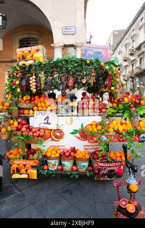 Farbenfroher Obstmarkt in Pizza Mazzini Catania Sizilien Stockfoto