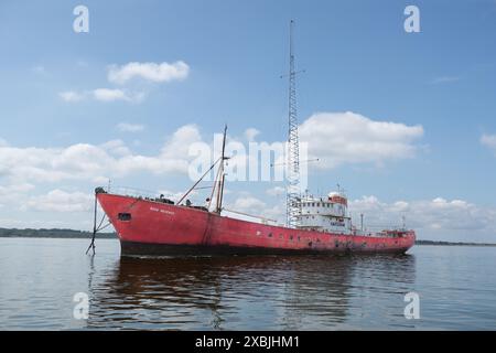 Radio Caroline Schiff Ross Revenge liegt im River Blackwater Essex England. 1964-1967 war die Blütezeit von Radio Caroline und British Offshore Radio Stockfoto