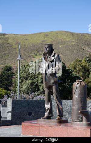 Die Statue von Lone Sailor in San Francisco stellt die letzte Ansicht der amerikanischen Westküste dar, bevor sie sich zum Dienst auf See meldet. Stockfoto