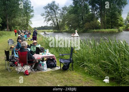 Festivalbesucher im Red Rooster Suffolk England Stockfoto