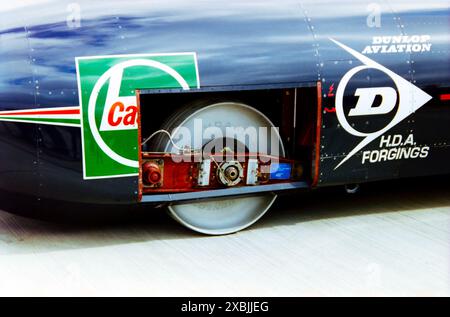Raddetails von ThrustSSC, ThrustSSC, ThrustSupersonic Car, einem britischen Jet Car auf der Farnborough International Airshow 1998. Thrust SSC hält den Weltrekord für Landgeschwindigkeiten, der am 15. Oktober 1997 aufgestellt wurde und von Andy Green gefahren wurde, als es eine Geschwindigkeit von 1.228 km/h (763 mph) erreichte und als erstes und einziges Landfahrzeug offiziell die Schallmauer durchbrach. Aluminiumrad von HDA Forgings Stockfoto