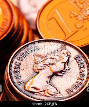Pence, Euro, ñoin auf dem Hintergrund von Münzen Stockfoto
