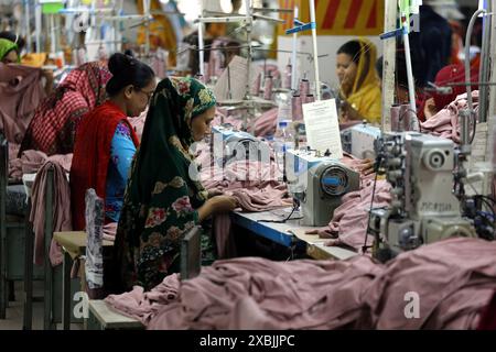 Dhaka, Wari, Bangladesch. Juni 2024. Arbeiter für Fertigwaren arbeitet am 12. Juni 2024 in einer Bekleidungsfabrik in Dhaka, Bangladesch. (Kreditbild: © Habibur Rahman/ZUMA Press Wire) NUR REDAKTIONELLE VERWENDUNG! Nicht für kommerzielle ZWECKE! Stockfoto