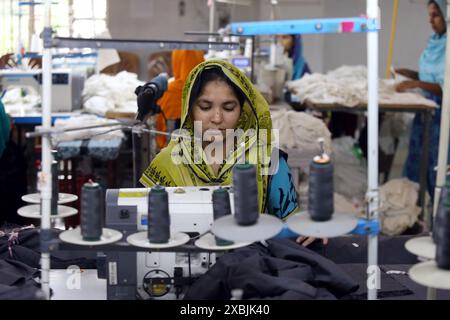 Dhaka, Wari, Bangladesch. Juni 2024. Arbeiter für Fertigwaren arbeitet am 12. Juni 2024 in einer Bekleidungsfabrik in Dhaka, Bangladesch. (Kreditbild: © Habibur Rahman/ZUMA Press Wire) NUR REDAKTIONELLE VERWENDUNG! Nicht für kommerzielle ZWECKE! Stockfoto
