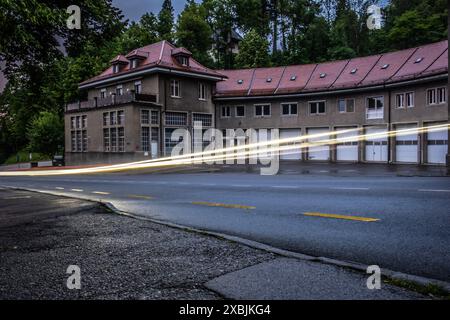 Langzeitaufnahme der Stadt Freiburg bei Nacht, mit Lichtspuren im Vordergrund, aufgenommen in Freiburg, Schweiz Stockfoto