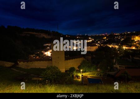 Langzeitaufnahme der Stadt Freiburg bei Nacht, mit Lichtspuren im Vordergrund, aufgenommen in Freiburg, Schweiz Stockfoto