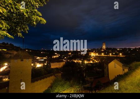 Langzeitaufnahme der Stadt Freiburg bei Nacht, mit Lichtspuren im Vordergrund, aufgenommen in Freiburg, Schweiz Stockfoto