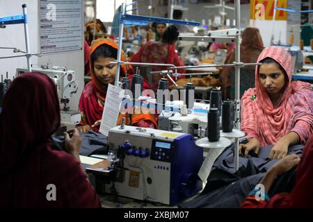 Dhaka, Wari, Bangladesch. Juni 2024. Arbeiter für Fertigwaren arbeitet am 12. Juni 2024 in einer Bekleidungsfabrik in Dhaka, Bangladesch. (Kreditbild: © Habibur Rahman/ZUMA Press Wire) NUR REDAKTIONELLE VERWENDUNG! Nicht für kommerzielle ZWECKE! Stockfoto