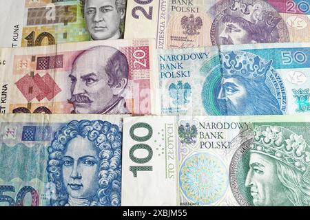 Nahaufnahme eines Stapels kroatischer Kuna und polnischer Zloty. Stockfoto