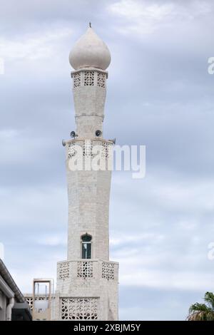 Minarett der Noor-e-Islam-Moschee. Sie ist die größte und älteste Moschee in Saint-Denis (Insel Reunion). Es ist eine der beiden Moscheen der sunnitischen Bekenntnis Stockfoto