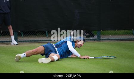 Juni 2024; Lexus Nottingham Tennis Centre, Nottingham, England; Rothesay Nottingham Open, Tag 3; Lloyd Harris rutscht während seines Spiels gegen Charles Broom, Männer-Singles, auf dem Gras aus Stockfoto