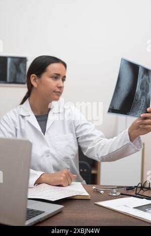Der Arzt verwendet einen Röntgenfilm, um den Patienten zu versorgen, indem er seine Krankheit diagnostiziert. Stockfoto