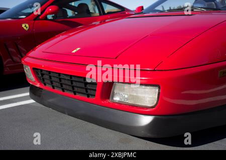 Eine abgeschnittene Vorderansicht von 3/4 eines geparkten Ferrari 348. Stockfoto
