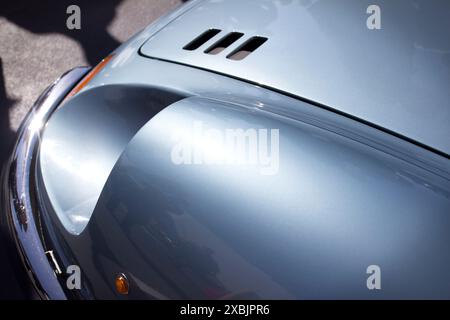 Der hebt den vorderen Kotflügel eines Dino 206 GT auf der Fahrerseite hervor und lässt die metallische, stahlblaue Lackierung glänzen. Stockfoto