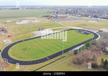 Die White Pigeon High School und ihre weitläufigen Sportfelder in Michigan bieten einen umfassenden Blick auf den Campus. Stockfoto