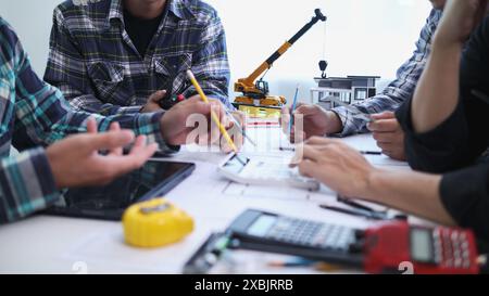 Das Ingenieurwesen diskutiert derzeit mit Architekten Fragen der Tragwerksplanung, um Pläne zu überprüfen, die auf die Konstruktion und die Stabilität des Gebäudes abgestimmt sind. Konzept j Stockfoto