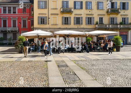 Aperitif in einer Bar im Freien auf der Piazza del Carmine, einem Platz im historischen Brera-Viertel, im Frühjahr in Mailand, Lombardei, Italien Stockfoto