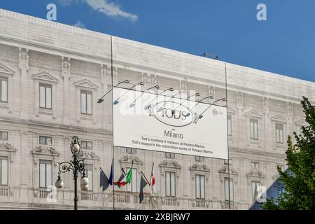 Fassade des Palazzo Marino Rathauses, abgedeckt für Restaurierungsarbeiten, die von Tod's Luxusmodehaus finanziert wurden, in Piazza della Scala, Mailand, Lombardei, Italien Stockfoto