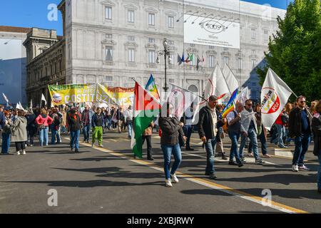 Parade der 5-Sterne-Bewegung der italienischen politischen Partei beim Befreiungstag am 25. April in der Piazza della Scala, Mailand, Lombardei, Italien Stockfoto