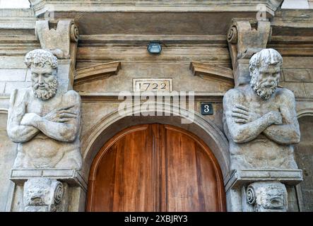 Eingang zur Casa degli Omenoni, einem historischen Palast aus dem Jahr 1565, der mit Atlanten im Stadtzentrum von Mailand, Lombardei, Italien, dekoriert ist Stockfoto