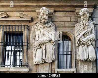 Detail der Fassade der Casa degli Omenoni, einem historischen Palast aus dem Jahr 1565, der von acht Atlanten (im Mailänder Dialekt „Omenoni“) verziert ist Stockfoto