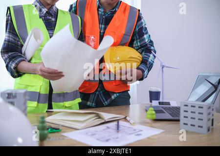 Das Ingenieurwesen diskutiert derzeit mit Architekten Fragen der Tragwerksplanung, um Pläne zu überprüfen, die auf die Konstruktion und die Stabilität des Gebäudes abgestimmt sind. Konzept j Stockfoto