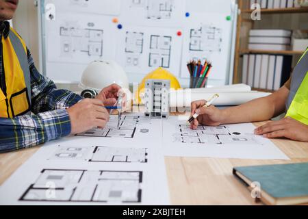 Das Ingenieurwesen diskutiert derzeit mit Architekten Fragen der Tragwerksplanung, um Pläne zu überprüfen, die auf die Konstruktion und die Stabilität des Gebäudes abgestimmt sind. Konzept j Stockfoto