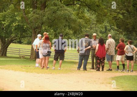 Touristen hören einem Ranger während einer Führung im Appomattox Court House, VA, USA Stockfoto