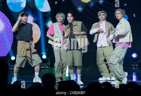 Goyang, Südkorea. Juni 2024. Die südkoreanische K-Pop-Boy-Band WayV tritt am 12. Juni 2024 auf der Bühne während des MBC TV K-Pop-Musikchartprogramms „Show Champion“ im MBC Dream Center in Goyang, Südkorea, auf. (Foto: Lee Young-HO/SIPA USA) Credit: SIPA USA/Alamy Live News Stockfoto