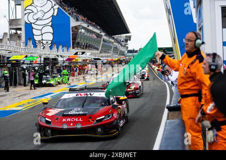 66 PETROBELLI Giacomo (ita), TEN VOORDE Larry (nld), YOLUC Salih (tur), JMW Motorsport, Ferrari 296 LMGT3 #66, LM GT3, Action während des freien Trainings 1 der 24 Stunden von Le Mans 2024, 4. Runde der FIA-Weltmeisterschaft 2024, auf dem Circuit des 24 Heures du Mans, am 12. Juni 2024 in Le Mans, Frankreich Stockfoto