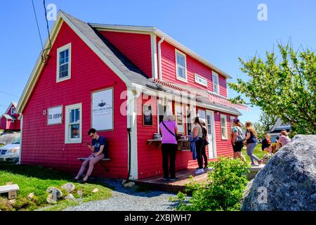 Meeresfrüchte von Maritimes, Kunden, die Lebensmittel im Tom's Lobster Shack Lobster Roll Sandwich Shop in Nova Scotia, Kanada bestellen Stockfoto