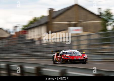 66 PETROBELLI Giacomo (ita), TEN VOORDE Larry (nld), YOLUC Salih (tur), JMW Motorsport, Ferrari 296 LMGT3 #66, LM GT3, Action während des freien Trainings 1 der 24 Stunden von Le Mans 2024, 4. Runde der FIA-Weltmeisterschaft 2024, auf dem Circuit des 24 Heures du Mans, am 12. Juni 2024 in Le Mans, Frankreich Stockfoto