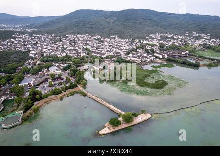 Ein Luftbild eines alten Dorfes vor dem Taihu See in Suzhou, China Stockfoto