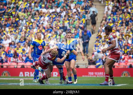 Das Finale Des Betfred Challenge Cups 2024. Danny Walker beobachtet Luke Thompson, wie er James Harrison angreift Stockfoto