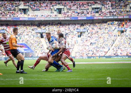 Das Finale Des Betfred Challenge Cups 2024. James Harrison wird vor Chris Kendall angegriffen Stockfoto