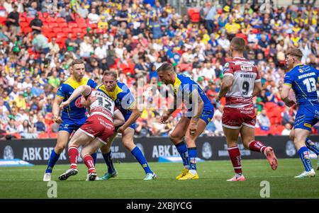 Das Finale Des Betfred Challenge Cups 2024. Warringtons James Harrison stoppt Liam Farrell Stockfoto