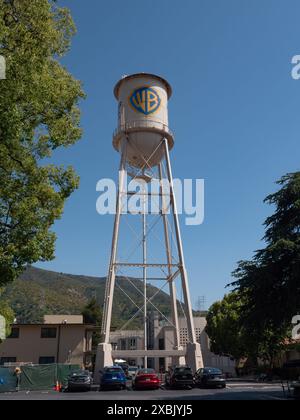 Der Wassertank der Warner Bros Studios auf dem Studio-Produktionsgelände in Burbank, Kalifornien am 7. Juni 2024. Foto von Francis Specker Stockfoto