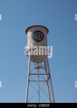 Der Wassertank der Warner Bros Studios auf dem Studio-Produktionsgelände in Burbank, Kalifornien am 7. Juni 2024. Foto von Francis Specker Stockfoto