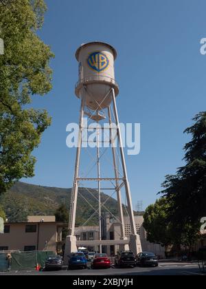 Der Wassertank der Warner Bros Studios auf dem Studio-Produktionsgelände in Burbank, Kalifornien am 7. Juni 2024. Foto von Francis Specker Stockfoto