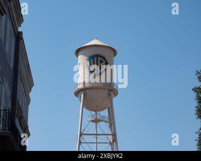 Der Wassertank der Warner Bros Studios auf dem Studio-Produktionsgelände in Burbank, Kalifornien am 7. Juni 2024. Foto von Francis Specker Stockfoto