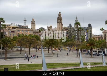 BARCELONA, KATALONIEN, SPANIEN - 2024, 19. April: Die moderne Skulptur Cara de Barcelona steht im Kontrast zu den Steinbauten, die sie in der Placa A umgeben Stockfoto