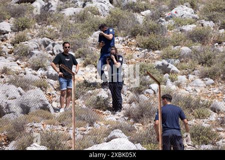 Griechische Polizeibeamte bewachen die Leiche von Michael Mosley in Agia Marina, nahe Pedi, Michael Mosley starb an Hitzeerschöpfung, Symi, Griechenland, Stockfoto